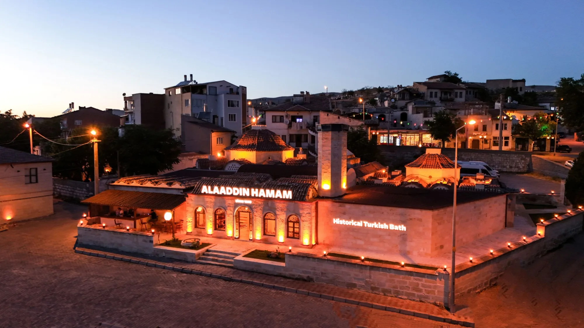 La fachada de piedra de Alaaddin Hamam en el centro de Avanos, Capadocia